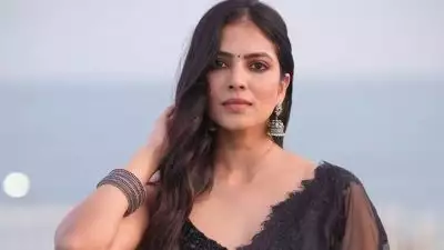 'മുഖം വിൻഡോ ഗ്രില്ലിൽ വെച്ച് ഒരാൾ ഉമ്മ തരുമോ എന്നു ചോദിച്ചു' എങ്ങനെ പ്രതികരിക്കണം എന്ന് അറിയില്ലായിരുന്നു; ദുരനുഭവം പങ്കുവച്ച് മാളവിക