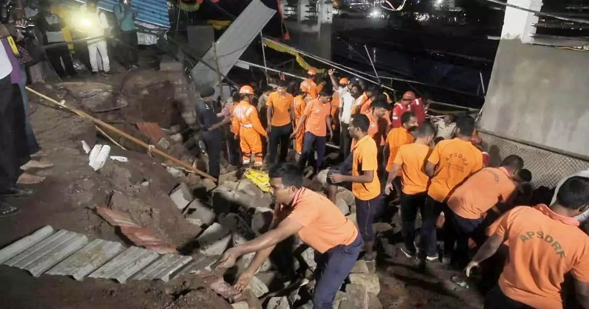 ആന്ധ്രയിൽ ക്ഷേത്ര മതിൽ തകർന്നുവീണ് എട്ട് മരണം; അവശിഷ്ടങ്ങൾക്ക് ഇടയിൽ കുടുങ്ങി നിരവധിപ്പേർ, രക്ഷാപ്രവർത്തനം തുടരുന്നു