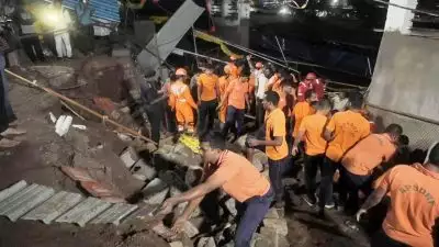 ആന്ധ്രയിൽ ക്ഷേത്ര മതിൽ തകർന്നുവീണ് എട്ട് മരണം; അവശിഷ്ടങ്ങൾക്ക് ഇടയിൽ കുടുങ്ങി നിരവധിപ്പേർ, രക്ഷാപ്രവർത്തനം തുടരുന്നു