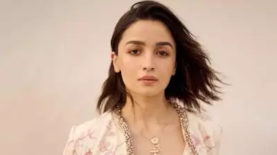 ഓരോ യൂണിഫോമിനും പിന്നില്‍ ഉറങ്ങാത്ത ഒരു അമ്മയുണ്ട്, അവരുടെത് വലിയ ത്യാഗം: ആലിയ ഭട്ട്