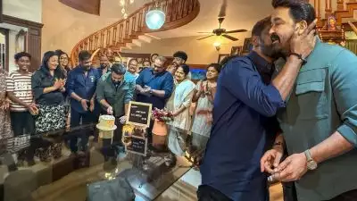 സുചിത്രയും മക്കളുമില്ല, ഇത്തവണ ആഘോഷം ആന്റണിയുടെ കുടുംബത്തിനൊപ്പം; കേക്ക് മുറിച്ച് മോഹന്‍ലാല്‍, ചിത്രങ്ങള്‍