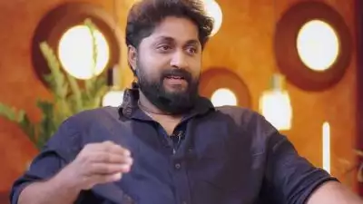 നിങ്ങളെ പേടിച്ച് ശ്രീനിവാസനൊക്കെ വീട്ടില്‍ കുത്തിയിരിക്കാണ്.. സ്വന്തം മോനെ പറ്റി കുറ്റം പറയാന്‍ പറ്റില്ലല്ലോ: ധ്യാന്‍ ശ്രീനിവാസന്‍