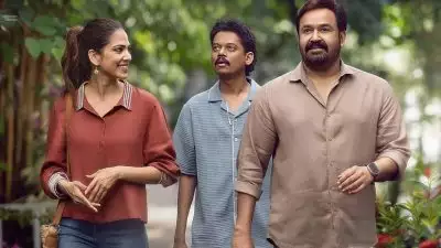 എനിക്ക് ഏറ്റവും പ്രിയപ്പെട്ടവര്‍ക്കൊപ്പം..; മാളവികയ്ക്കും സംഗീതിനുമൊപ്പം മോഹന്‍ലാല്‍, 'ഹൃദയപൂര്‍വ്വം' ഫസ്റ്റ്‌ലുക്ക്
