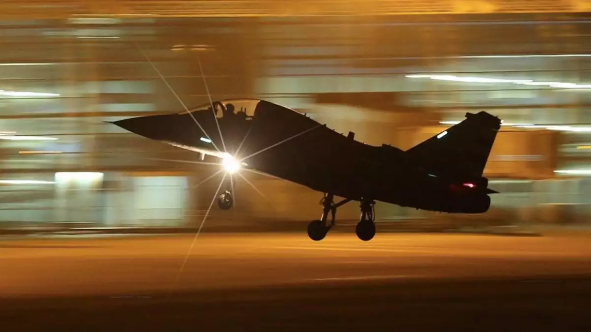 ഇന്ത്യയെ ആക്രമിക്കാനെത്തിയ പാക്കിസ്ഥാന് യുദ്ധവിമാനം തകര്ത്തു; ചൈന സമ്മാനിച്ച ജെഎഫ്-17നെ തകര്ത്തത് ആകാശ് മിസൈല് ഉപയോഗിച്ച്; രാജാ ചാക് ഗ്രാമത്തില് തകര്ന്നുവീണു