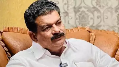 'സ്ഥാനാര്‍ത്ഥി ശക്തനാണോയെന്ന് തിരഞ്ഞെടുപ്പ് കഴിയുമ്പോള്‍ അറിയാം, അതുവരെ എല്ലാവരും സമന്‍മാർ'; പി വി അന്‍വര്‍