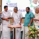 സംസ്ഥാന സര്‍ക്കാരിന്റെ നാലാം വാര്‍ഷികം; കേക്ക് മുറിച്ച് ആഘോഷിച്ച് മുഖ്യമന്ത്രിയും മന്ത്രിമാരും