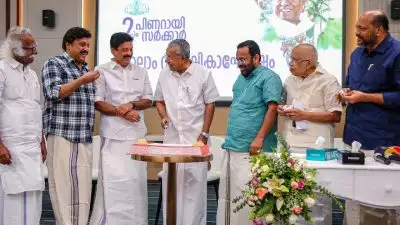സംസ്ഥാന സര്‍ക്കാരിന്റെ നാലാം വാര്‍ഷികം; കേക്ക് മുറിച്ച് ആഘോഷിച്ച് മുഖ്യമന്ത്രിയും മന്ത്രിമാരും