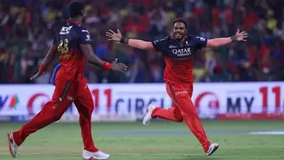 CSK VS RCB: തുടരും ഈ ചെന്നൈ തോൽവി, മഞ്ഞപ്പടയെ തീർത്ത് ആർസിബി പ്ലേ ഓഫിന് അരികെ; ധോണിക്ക് ട്രോളോട് ട്രോൾ