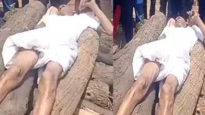 അമ്മയുടെ ആഭരണങ്ങൾ നൽകണമെന്ന് ആവശ്യം; ശവസംസ്കാരം നടത്താൻ അനുവദിക്കാതെ ചിതയിൽ കയറിക്കിടന്ന് മകൻ
