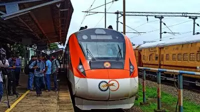 ആലുവയിലും കോഴിക്കോടും തിരുവല്ലയിലെ റെയില്‍വേ ട്രാക്കിലേക്ക് മരം വീണു; കേരളത്തിലൂടെയുള്ള ട്രെയിന്‍ ഗതാഗതം താറുമാറായി; ചില സര്‍വീസുകള്‍ റദ്ദാക്കി; സമയം മാറ്റി