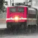 മംഗളൂരുവിൽ നിന്നുള്ള ട്രെയിനുകൾ മണിക്കൂറുകൾ വൈകിയോടുന്നു; മരം വീണതും പാളത്തിൽ വെള്ളം കയറിയതും വെല്ലുവിളി