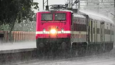 മംഗളൂരുവിൽ നിന്നുള്ള ട്രെയിനുകൾ മണിക്കൂറുകൾ വൈകിയോടുന്നു; മരം വീണതും പാളത്തിൽ വെള്ളം കയറിയതും വെല്ലുവിളി
