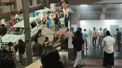 കോഴിക്കോട് മെഡിക്കല്‍ കോളേജിലെ അത്യാഹിത വിഭാഗത്തില്‍ നിന്ന് പുക; രോഗികളെ സമീപത്തെ മറ്റ് ആശുപത്രികളിലേക്ക് മാറ്റി, ഷോര്‍ട്ട് സര്‍ക്യൂട്ടാണ് കാരണമെന്ന് നിഗമനം