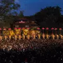 വര്‍ണാഭമായ പൂരാഘോഷത്തില്‍ അലിഞ്ഞുചേര്‍ന്ന് തൃശൂര്‍; പൂര പ്രേമികള്‍ പുലര്‍ച്ചെ നടക്കാനിരിക്കുന്ന വെടിക്കെട്ടിനുള്ള കാത്തിരിപ്പില്‍