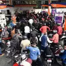 ഇന്ധനം നിറയ്ക്കാന്‍ ഔട്ട്‌ലെറ്റുകളില്‍ തിക്കും തിരക്കും; അനാവശ്യ തിരക്ക് ഒഴിവാക്കാന്‍ അഭ്യര്‍ത്ഥിച്ച് ഐഒസിഎല്ലും ബിപിസിഎല്ലും; വിലക്കയറ്റം പാടില്ലെന്ന് കേന്ദ്ര സര്‍ക്കാര്‍
