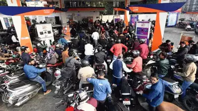 ഇന്ധനം നിറയ്ക്കാന്‍ ഔട്ട്‌ലെറ്റുകളില്‍ തിക്കും തിരക്കും; അനാവശ്യ തിരക്ക് ഒഴിവാക്കാന്‍ അഭ്യര്‍ത്ഥിച്ച് ഐഒസിഎല്ലും ബിപിസിഎല്ലും; വിലക്കയറ്റം പാടില്ലെന്ന് കേന്ദ്ര സര്‍ക്കാര്‍