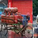 കൊല്ലം ഒന്ന് കഴിഞ്ഞു, ക്രൂഡ് ഓയില്‍ വിലയിടിഞ്ഞിട്ടും ഗാര്‍ഹിക സിലിണ്ടറുകളുടെ വില കുറക്കാന്‍ തയ്യാറല്ല; വാണിജ്യ സിലിണ്ടറുകള്‍ക്ക് മാത്രം വിലകുറച്ച് എണ്ണ കമ്പനികള്‍