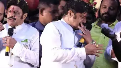 പ്രസംഗത്തിനിടെ വെപ്പ് മീശ ഇളകി, പശ വച്ച് ഒട്ടിച്ച് ബാലയ്യ; വൈറല്‍