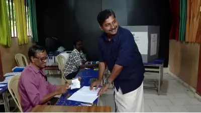 നിലമ്പൂർ വിധിയെഴുതി തുടങ്ങി, ബൂത്തുകളിൽ വോട്ടർമാരുടെ നീണ്ട നിര; ആദ്യമേ എത്തി നിലമ്പൂർ ആയിഷ, അരമണിക്കൂറിൽ വോട്ടുശതമാനം നാല്