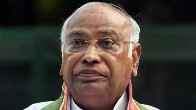 കുംഭമേളയിലും കോവിഡ് കാലത്തും ജീവനുകള്‍ നഷ്ടപ്പെട്ടിട്ടുണ്ട്; ആരെങ്കിലും രാജിവെച്ചോ; ബെംഗളൂരുവില്‍ മാപ്പ് പറഞ്ഞിട്ടുണ്ട്; സിദ്ധരാമയ്യയും ശിവകുമാറും രാജിവയ്ക്കില്ലെന്ന് കോണ്‍ഗ്രസ്
