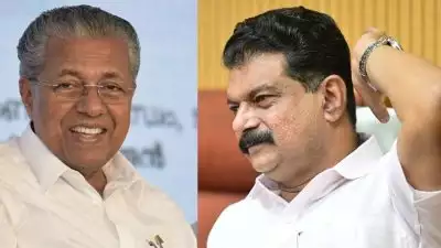 'മുഖ്യമന്ത്രിക്ക് എന്നും ഇഷ്ടം ട്രോളി ബാഗുകളോട്, പെട്ടി എന്ന് കേട്ടാൽ മുഖ്യമന്ത്രി ഉറക്കത്തിൽ നിന്ന് പോലും എഴുന്നേൽക്കും'; പരിഹസിച്ച് പി വി അൻവർ