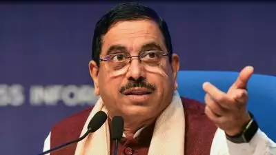 ജനാധിപത്യത്തെ അട്ടിമറിച്ചവര്‍ ഇപ്പോള്‍ ഭരണഘടനാ സംരക്ഷകര്‍ ചമയുന്നു; കോണഗ്രസ് ജനങ്ങളോട് കാണിച്ച് കൊടും ക്രൂരതകള്‍ക്ക് എണ്ണമില്ലെന്ന് പ്രള്‍ഹാദ് ജോഷി