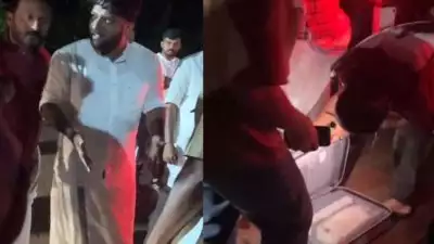 നിലമ്പൂരില്‍ കോണ്‍ഗ്രസ് നേതാക്കളുടെ വാഹനത്തില്‍ പരിശോധന; ഷാഫി പറമ്പിലിന്റെയും രാഹുൽ മാങ്കൂട്ടത്തിലിന്റെയും പെട്ടി തുറന്ന് പരിശോധിച്ചു, പെട്ടിയിൽ വസ്ത്രങ്ങളും പുസ്തകങ്ങളും