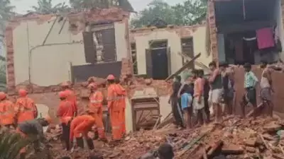 തൃശൂരിൽ ഇരുനില കെട്ടിടം ഇടിഞ്ഞുവീണു; മൂന്ന് പേർ കുടുങ്ങിക്കിടക്കുന്നു, രക്ഷാപ്രവർത്തനം തുടരുന്നു