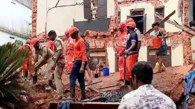 തൃശൂരിൽ കെട്ടിടം ഇടിഞ്ഞുവീണുണ്ടായ അപകടത്തിൽ മൂന്ന് മരണം; മൃതദേഹങ്ങൾ പുറത്തെടുത്തു
