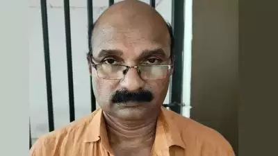 തൃശൂര്‍ മള്‍ട്ടി പര്‍പ്പസ് സൊസൈറ്റി തട്ടിപ്പ്; ഇടപാടുകാരുടെ സ്വര്‍ണവും വസ്തുവും തിരിമറി നടത്തി തട്ടിയത് രണ്ട് കോടി; ഒളിവിലായിരുന്ന മുന്‍ കോണ്‍ഗ്രസ് നേതാവ് പിടിയില്‍