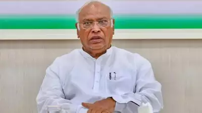 ഭണഘടനയുടെ ഓരോ പേജിലും ഏകാധിപത്യത്തിന്റെ മഷി പുരട്ടി; സംവരണവും തുല്യതയും നിഷേധിക്കാനുള്ള ഗൂഢാലോചന തുടരുന്നു; മോദി സര്‍ക്കാരിനെതിരെ രൂക്ഷ വിമര്‍ശനവുമായി ഖാര്‍ഗെ