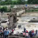 പുനൈയിലെ വിനോദ സഞ്ചാരകേന്ദ്രത്തില്‍ പാലം തകര്‍ന്നുവീണു; ആറ് മരണം, 20ല്‍ ഏറെ പേര്‍ ഒഴുക്കില്‍പ്പെട്ടു