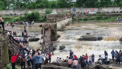 പുനൈയിലെ വിനോദ സഞ്ചാരകേന്ദ്രത്തില്‍ പാലം തകര്‍ന്നുവീണു; ആറ് മരണം, 20ല്‍ ഏറെ പേര്‍ ഒഴുക്കില്‍പ്പെട്ടു