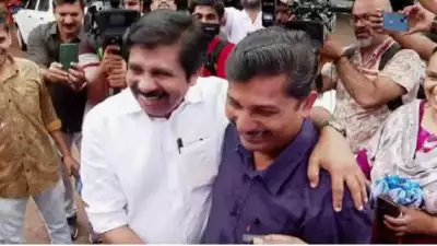 ആദ്യ രണ്ട് മണിക്കൂറിൽ നിലമ്പൂരിൽ 8 ശതമാനം പോളിങ്; പരസ്പരം ചേർത്ത് പിടിച്ച് ആര്യാടനും സ്വരാജും, ബൂത്ത് രണ്ടിൽ പോളിങ് നിർത്തിവെച്ചു