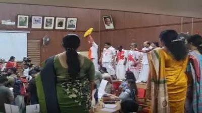 തലയിലും ദേഹത്തും ചുവന്ന മഷിയൊഴിച്ച് ഡെസ്‌കിൽ കയറി പ്രതിഷേധം; തൃശൂർ കോർപ്പറേഷനിൽ കൂട്ട സസ്‌പെൻഷൻ