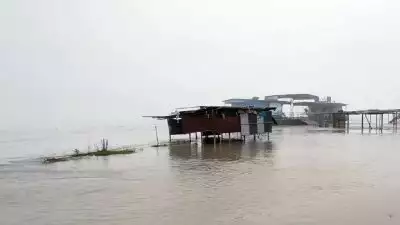 വടക്കുകിഴക്കൻ സംസ്ഥാനങ്ങളിൽ വെള്ളപ്പൊക്കവും മണ്ണിടിച്ചിലും; മുപ്പതിലേറെ മരണം, വടക്കൻ സിക്കിമിൽ 1,200ലധികം വിനോദ സഞ്ചാരികൾ കുടുങ്ങിക്കിടക്കുന്നു