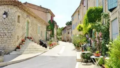 '100 രൂപ'യ്ക്ക് ആഡംബര വീടുകൾ വിൽക്കുന്ന യൂറോപ്യൻ പട്ടണം; പക്ഷെ ചില നിബന്ധനകളുണ്ട്..