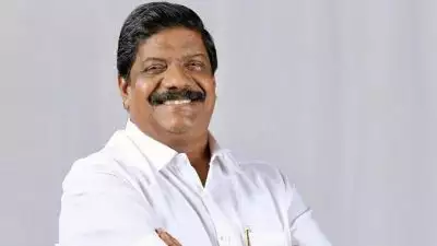 'വസ്ത്രധാരണത്തിൽ ഡിവൈഎഫ്‌ഐയെ അനുകരിക്കരുത്, ഖദർ ഇല്ലെങ്കിൽ കോൺഗ്രസ് ഇല്ല'; യുവനേതാക്കൾക്ക് ഉപദേശവുമായി അജയ് തറയിൽ