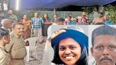 'അച്ഛൻ കഴുത്തിൽ തോർത്ത് മുറുക്കിയപ്പോൾ അമ്മ കൈകൾ പിന്നിൽ നിന്ന് പിടിച്ചുവച്ചു'; ഓമനപ്പുഴയിൽ മകളെ കൊലപ്പെടുത്തിയത് ഇരുവരും ചേർന്നെന്ന് പൊലീസ്, അമ്മാവനും പങ്ക്