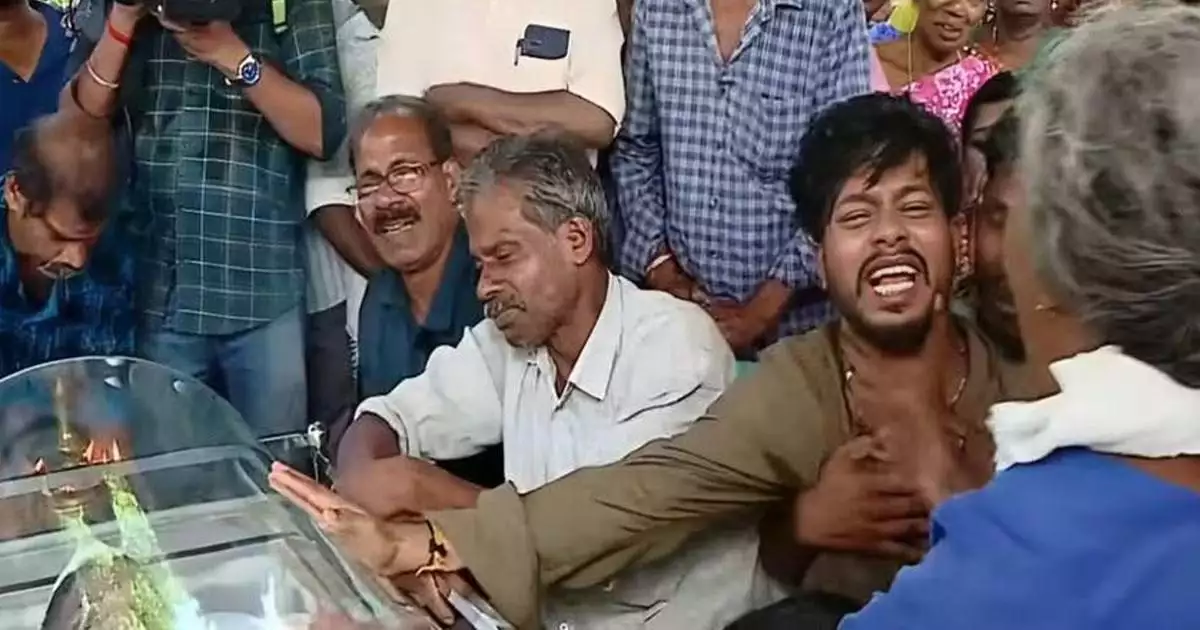 'കണ്ണീരായി ബിന്ദു.... നെഞ്ചുപൊട്ടി അലറിക്കരഞ്ഞ് മക്കൾ'; കോട്ടയം മെഡിക്കൽ കോളേജ് അപകടത്തിൽ മരിച്ച ബിന്ദുവിനെ യാത്രയാക്കി നാട്