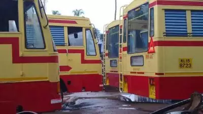 മന്ത്രിയുടെ വാക്ക് കേട്ടെത്തിയവർ പെരുവഴിയിൽ, കെഎസ്ആർടിസി ഓടുന്നില്ല; സർവീസ് നടത്തിയ ബസുകൾ തടഞ്ഞ് സമരക്കാർ