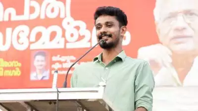 സര്‍ക്കാരാണ് ശമ്പളം നല്‍കുന്നത്, ആര്‍ലേക്കര്‍ അല്ലെന്ന് വിസിമാര്‍ ചിന്തിക്കണം; കേരളത്തിലെ ഉന്നത വിദ്യാഭ്യാസ മേഖലയെ സംരക്ഷിക്കാനുള്ള പോരാട്ടമാണ് നടത്തുന്നതെന്ന് എസ്എഫ്‌ഐ