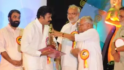 'രണ്ടാമത്തെ സംസ്ഥാന അവാര്‍ഡ് വിഎസില്‍ നിന്ന് ഏറ്റുവാങ്ങിയ അഭിമാന നിമിഷം'; ഓര്‍മചിത്രവുമായി മനോജ് കെ.ജയന്‍