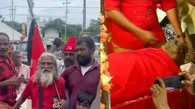 'ചുവന്ന വസ്ത്രവും ചെങ്കൊടിയുമായി പാലായിൽനിന്ന് നടന്നെത്തി, മുദ്രാവാക്യം വിളിച്ച് ഒരുനോക്ക് കാണാൻ അടുത്തേക്ക്'; വിഎസിനെ യാത്രയാക്കാൻ എത്തിയ സഖാവ് പി കെ സുകുമാരൻ