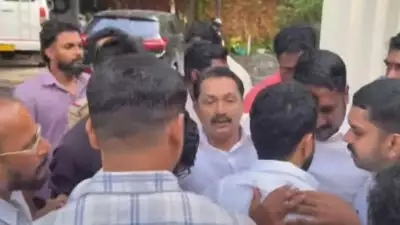 'പൊലീസ് ബസ്സിന്റെ ചില്ല് തകര്‍ത്തു'; വീണ ജോർജിനെതിരെ പ്രതിഷേധിച്ച യൂത്ത് കോണ്‍ഗ്രസ് പത്തനംതിട്ട ജില്ലാ സെക്രട്ടറി അറസ്റ്റില്‍