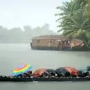 കനത്ത മഴ തുടരുന്നു; എല്ലാ ജില്ലകളിലും ഇന്ന് മഴ മുന്നറിയിപ്പ്, മൂന്ന് ജില്ലകളിലെ വിദ്യാഭ്യാസ സ്ഥാപനങ്ങൾക്ക് അവധി