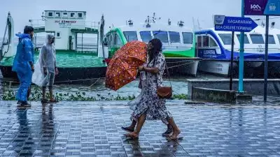 സം​സ്ഥാ​ന​ത്ത് ശ​നി​യാ​ഴ്ച മു​ത​ൽ മ​ഴ ശ​ക്ത​മാ​കും, വി​വി​ധ ജി​ല്ല​ക​ളി​ൽ യെ​ല്ലോ അ​ല​ർ​ട്ട് പ്ര​ഖ്യാ​പി​ച്ചു