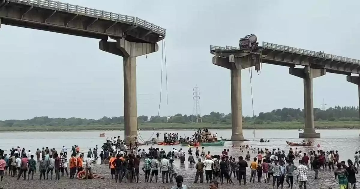 ഗുജറാത്തിൽ പാലം തകർന്നു, വാഹനങ്ങൾ നദിയിലേക്ക് വീണു; ഒമ്പത് മരണം - വീഡിയോ