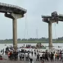 ഗുജറാത്തിൽ പാലം തകർന്നു, വാഹനങ്ങൾ നദിയിലേക്ക് വീണു; ഒമ്പത് മരണം - വീഡിയോ