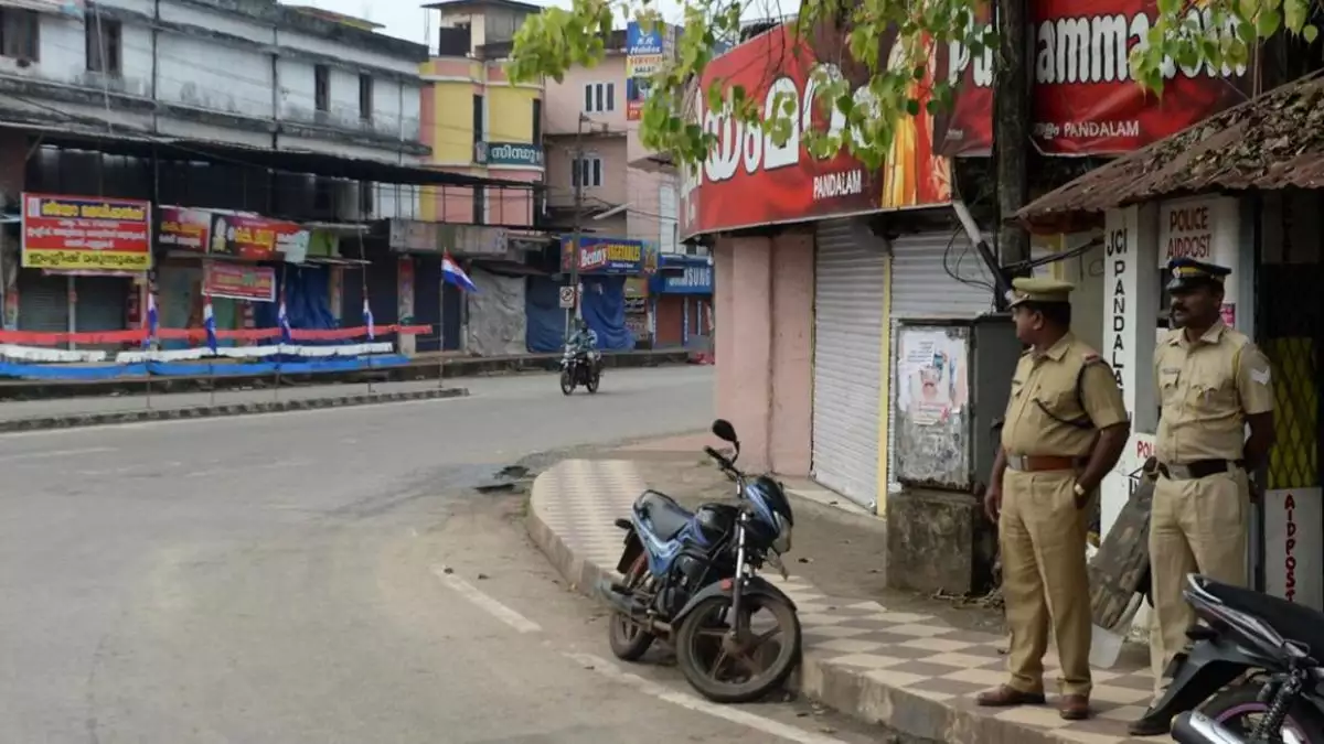 ദേശീയ പണിമുടക്ക് കേരളത്തില് ഹര്ത്താലായി; മറ്റു സംസ്ഥാനങ്ങളില് ജനം തള്ളി; അല്പസമയത്തിനുള്ളില് രാജ്ഭവന് മുന്നിലേക്ക് മാര്ച്ച്